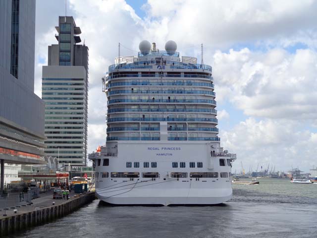 Cruiseschip ms Regal Princess van Princess Cruises aan de Cruise Terminal Rotterdam